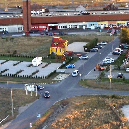 Hotel Rózsa Csárda Bungalow&Caravan Park Hegyeshalom Bagian luar foto