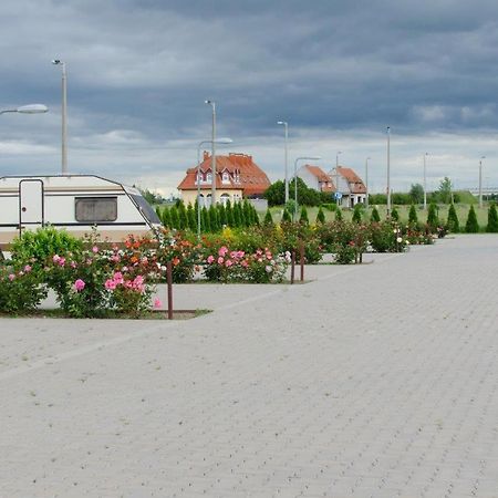 Hotel Rózsa Csárda Bungalow&Caravan Park Hegyeshalom Bagian luar foto