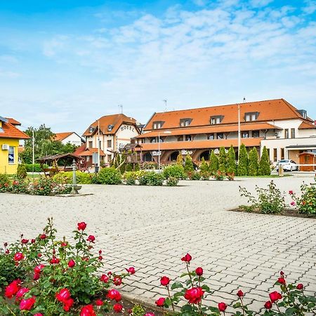 Hotel Rózsa Csárda Bungalow&Caravan Park Hegyeshalom Bagian luar foto