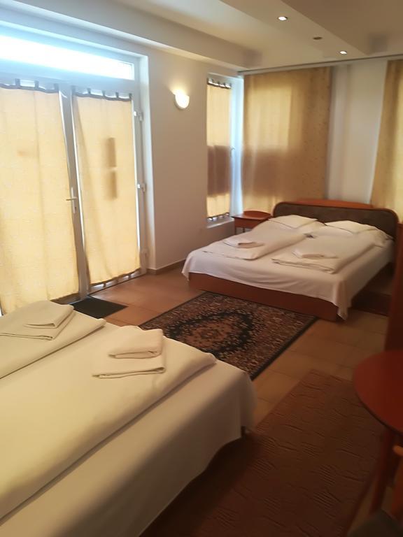Hotel Rózsa Csárda Bungalow&Caravan Park Hegyeshalom Bagian luar foto