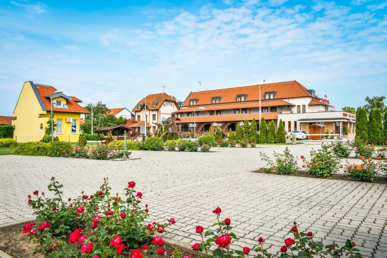 Hotel Rózsa Csárda Bungalow&Caravan Park Hegyeshalom Bagian luar foto