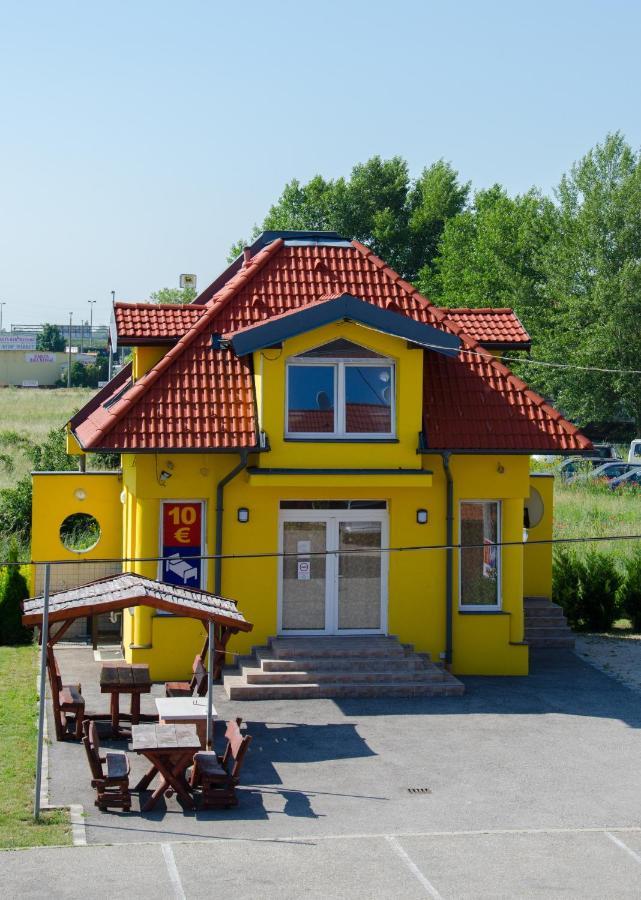 Hotel Rózsa Csárda Bungalow&Caravan Park Hegyeshalom Bagian luar foto